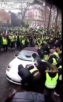 Ces gilets jaunes retournent et détruisent une Porsche