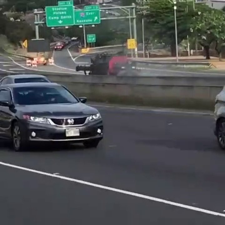 Quand une grosse remorque roule seule sur l'autoroute sans son camion...