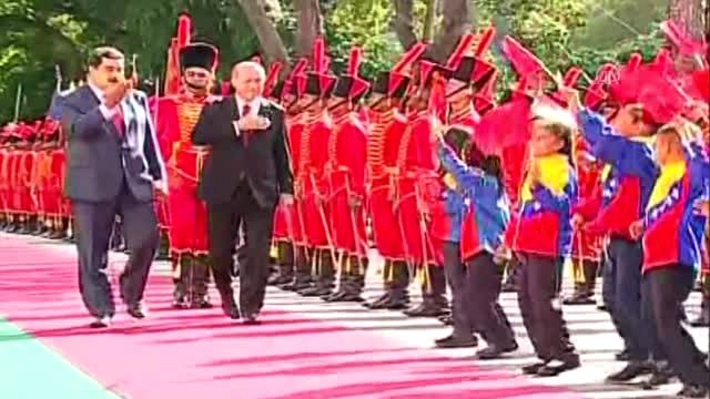 Maduro, Rüzgardan Yere Düşen Türk Bayrağını Kaldırdı