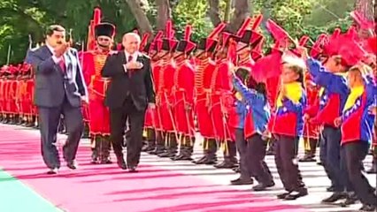 Maduro, Rüzgardan Yere Düşen Türk Bayrağını Kaldırdı