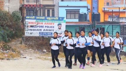 Mujeres aspirantes a "gurkha" entrenan duro para ser soldados del Himalaya