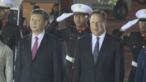 Xi es recibido en Panamá por el presidente Varela para una histórica visita oficial