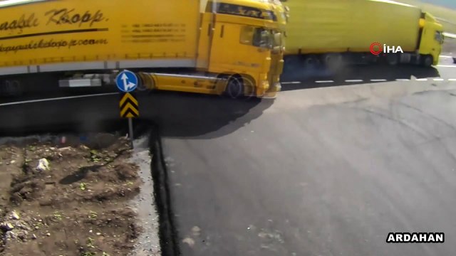 Göz göre göre kaza yaptılar...Trafik kazaları MOBESE kameralarına böyle yansıdı