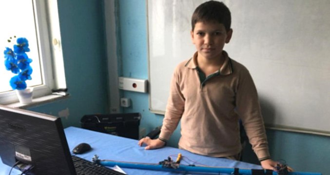 10 Yaşındaki Eren, Görme Engelliler İçin Mesafe Sensörlü Baston İcat Etti