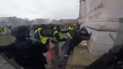 Video | Sarı Yelekliler'in güvenlik güçlerine saldırı anı polis kamerasında