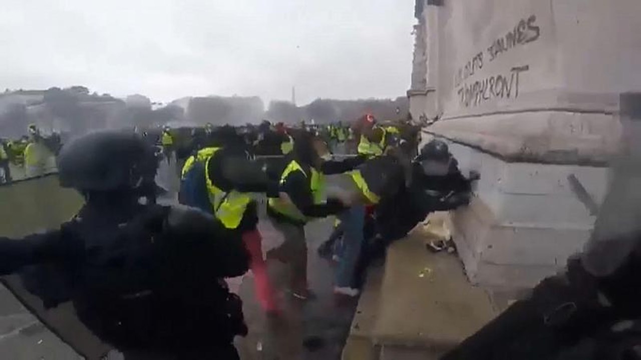 Video | Sarı Yelekliler'in güvenlik güçlerine saldırı anı polis kamerasında