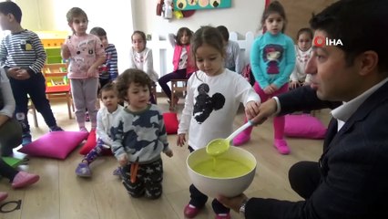 Oyun hamuru ile oynamak yerine zeytinyağı sabunu yapıyorlar