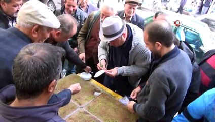 İşleri rast giden gazeteci vatandaşlara tatlı ikram etti