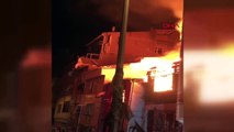 Beyoğlu’nda 3 katlı bina alev alev yandı