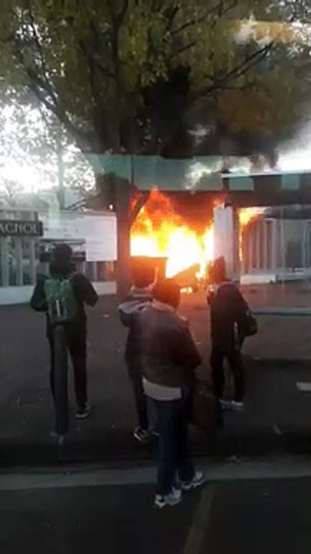 Blocage du lycée Marcel-Pagnol à Marseille : des poubelles incendiées -  Vidéo Dailymotion