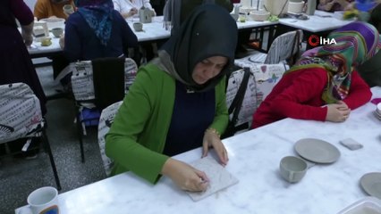Kadınlar çamuru sanata dönüştürüyor