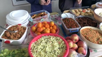 Lise öğrencileri engelliler için kermes açtı