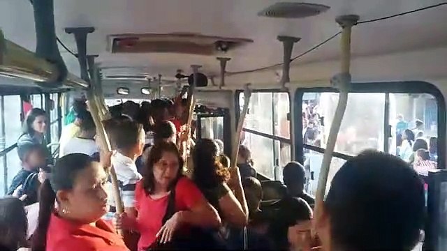 Passageiros embarcam no Terminal do Ibes, em Vila Velha