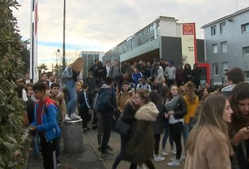 Fransa'da liseliler de ayakta