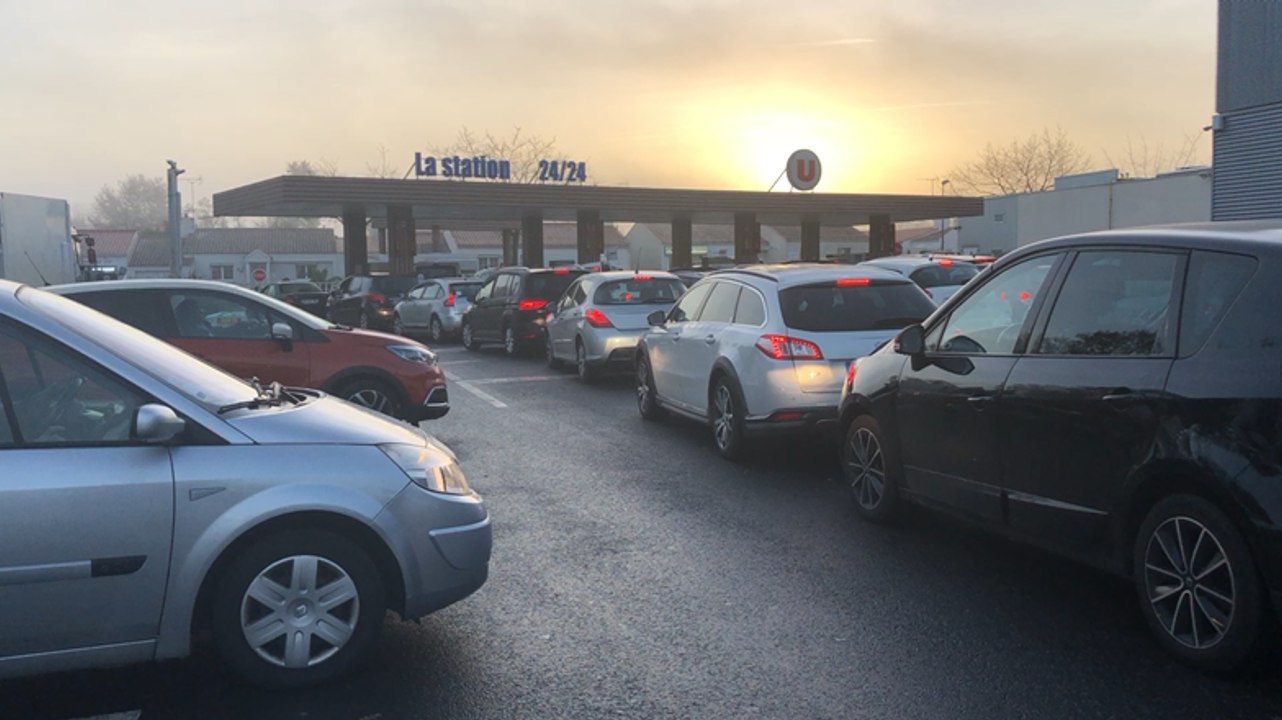 Ce mardi mardi matin, ça bouchonne aux stations-service