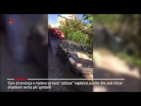 Ora News - Policia në aksion, heq makinat e amortizuara që zënë hapësirat publike