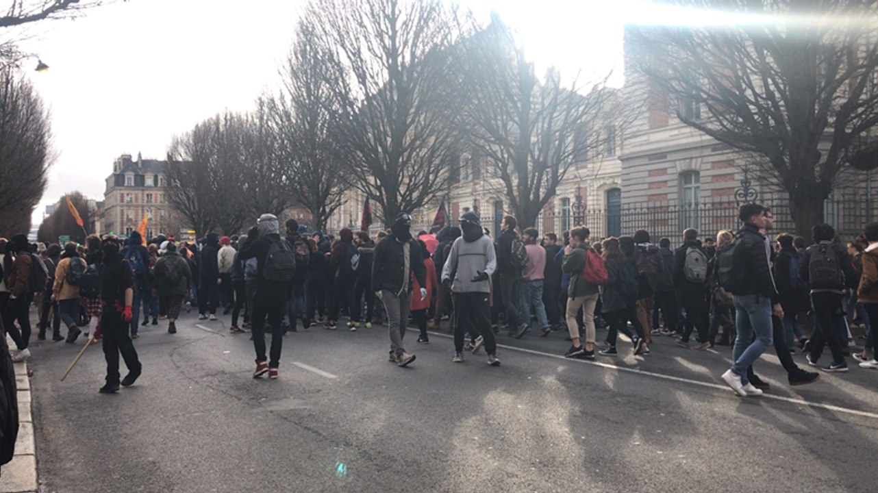 200 lycéens et étudiants appellent les élèves du lycée Zola à les suivre