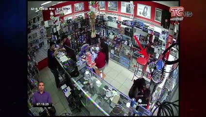 Cámara de seguridad capta robo en local comercial en Cayambe