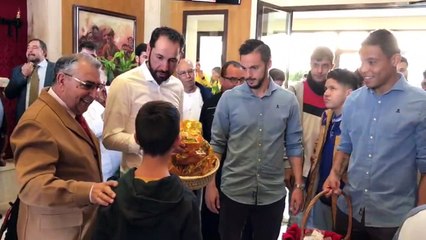 La Plantilla del Sevilla Realiza la Tradicional Visita al San Juan de Dios en Alcalá