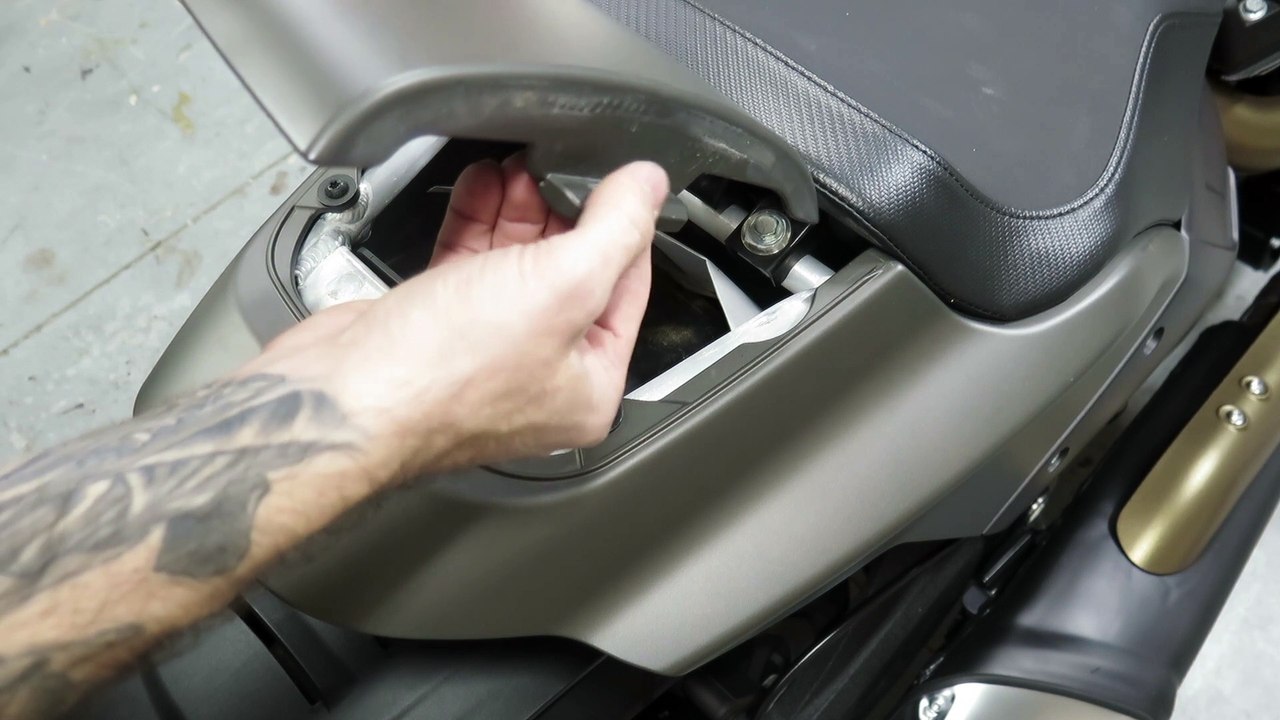2019 Harley-Davidson FXDR 114 Seat Removal
