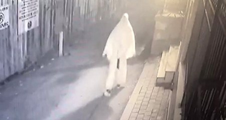 Çarşaflı Erkeğin, Mahalle Bekçisine Silahlı Saldırı Kameralara Yansıdı