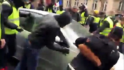 Un homme casse une voiture et se fait virer par les Gilets Jaunes à Paris