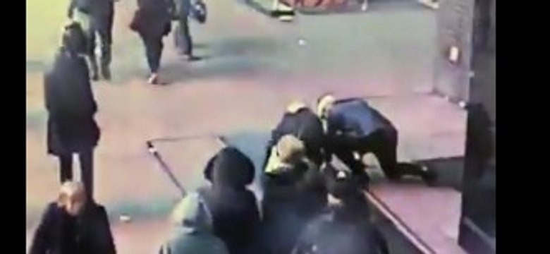 Demande en mariage risquée : il fait tomber la bague de fiançailles dans une grille !