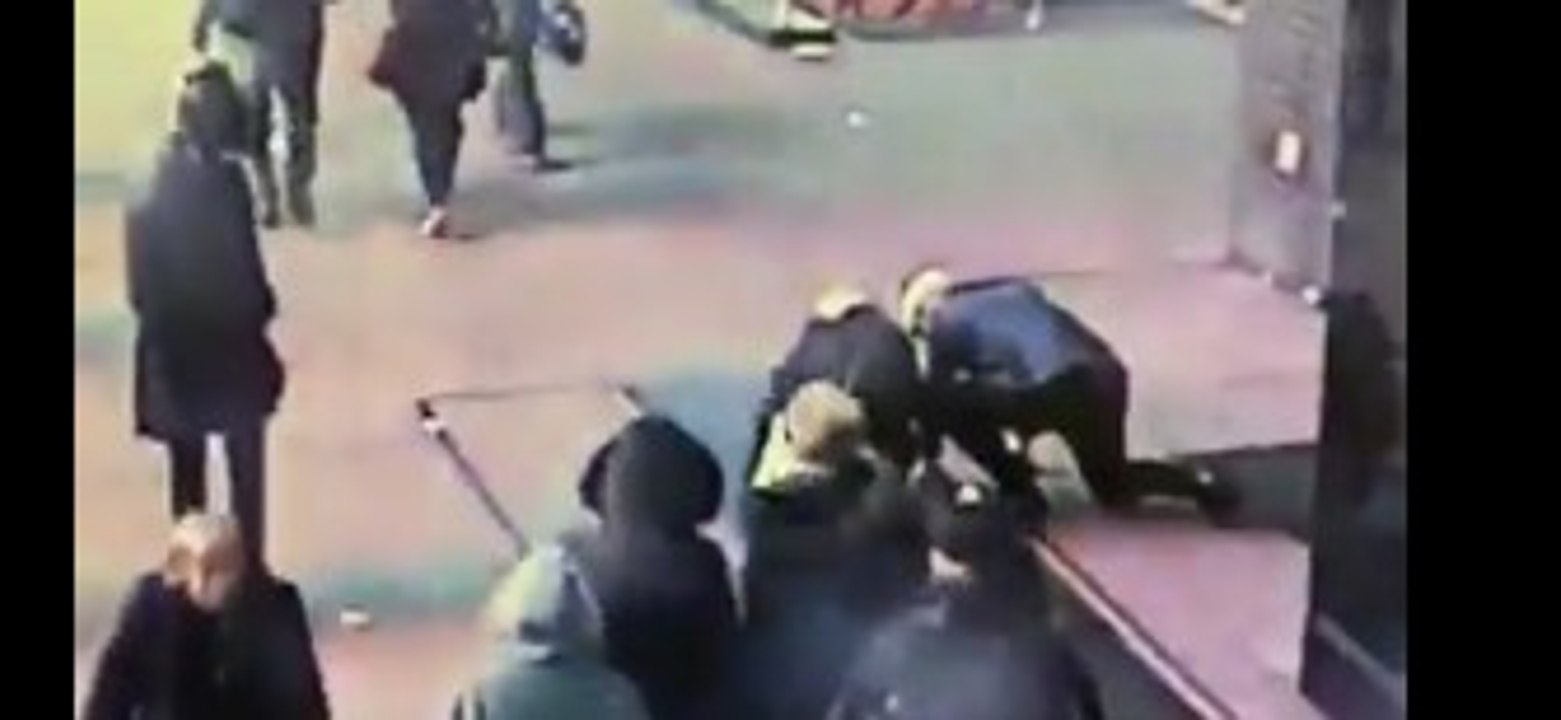 Demande en mariage risquée : il fait tomber la bague de fiançailles dans une grille !