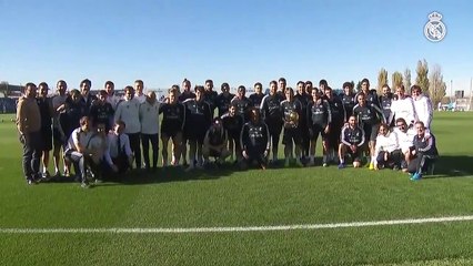 Takım arkadaşları Ballon D'Or ödülünü kazanan Luka Modric'i tebrik ediyor