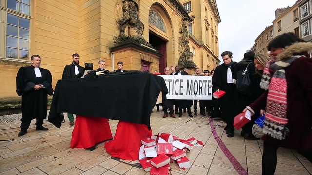 A Metz, avocats et magistrats enterrent Madame Justice