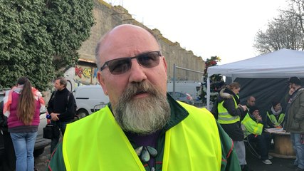 Réaction des gilets jaunes au dépôt pétrolier