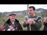 Ora News - Çifti i moshuar përjetësojnë dashurinë e tyre me mbjelljen e pemëve te Liqeni