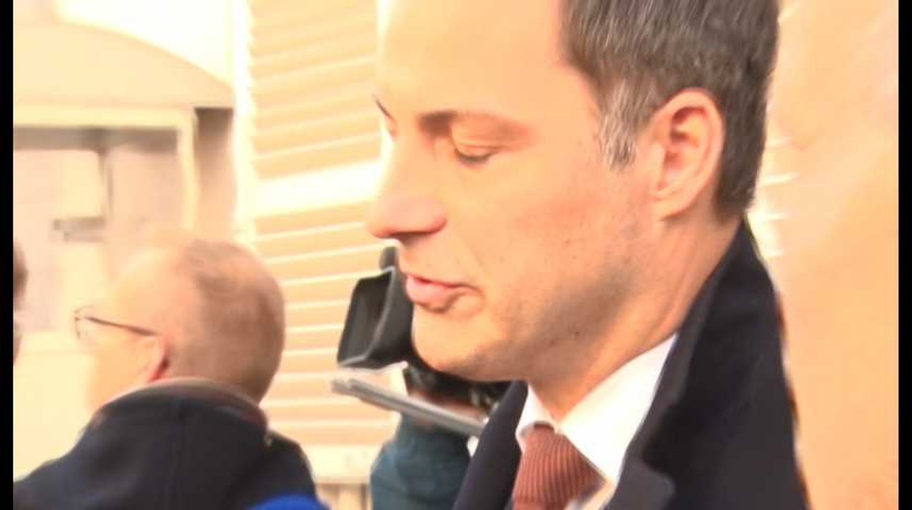 Le kern reporté, le Premier ministre poursuit des consultations politiques