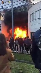 Entrée du lycée en feu à Saint exupéry Blagnac