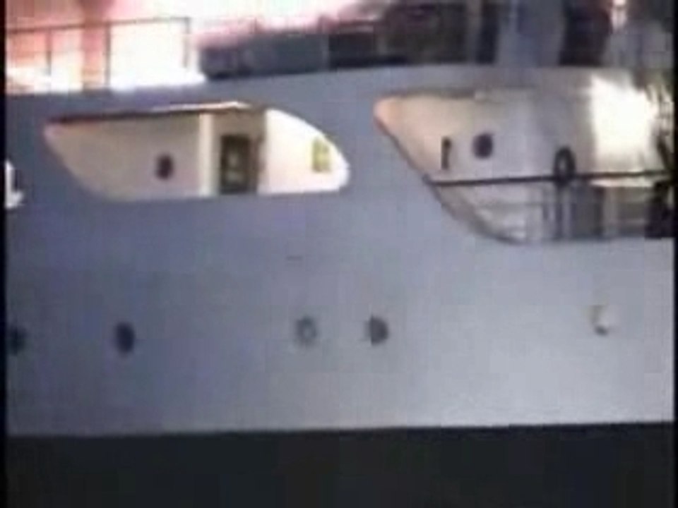 Bateau contre  un pont