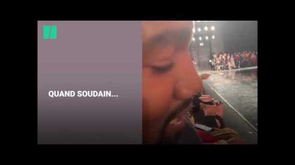 Kayne West vole une boucle d'oreille pendant le défilé Versace