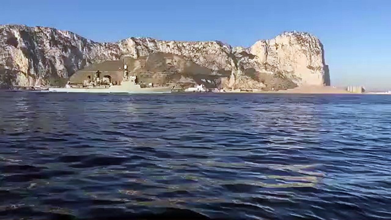 Corbeta española toca el himno español frente a Gibraltar