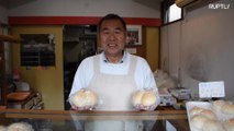No Japão, padeiro especialista em pães em forma de peito