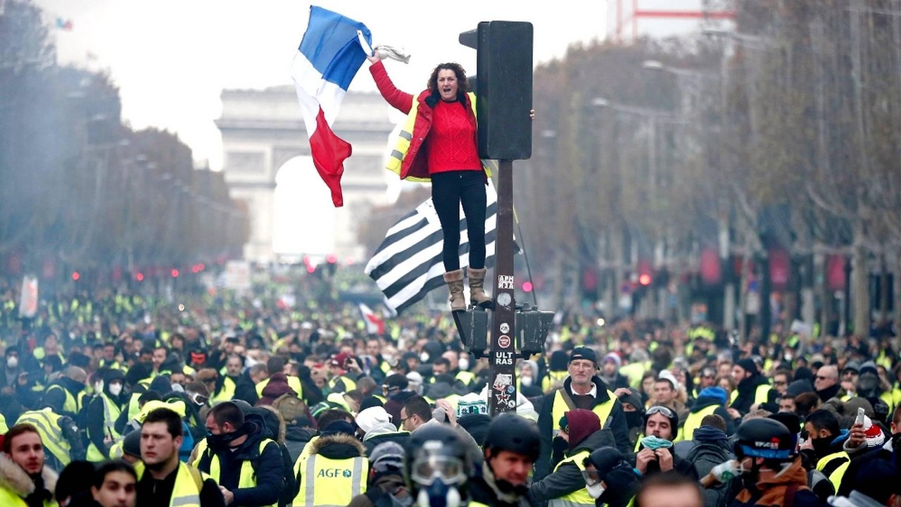 France suspends fuel tax hikes amid 'yellow vest' protests