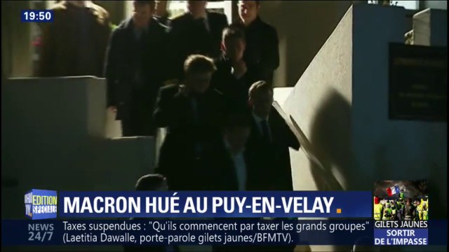 Au Puy-en-Velay, Emmanuel Macron hué à la sortie de la préfecture de Haute-Loire