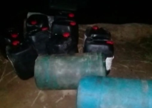 550 galones de gasolina abandonadas en el interior de dos camionetas se encontró en la provincia de Esmeraldas