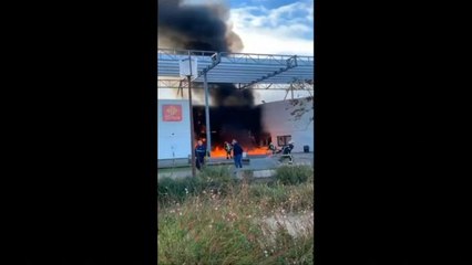 شاهد: اشتعال النار في مدرسة في خلال احتجاجات "السترات الصفراء" في تولوز