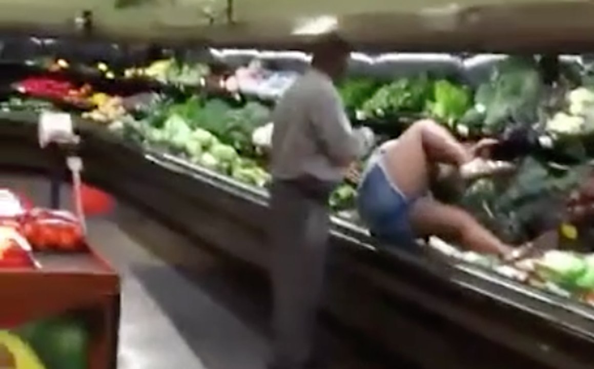 Totalement folle, elle se jette sur des légumes au supermarché et se frotte avec une salade !