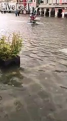 Inondation à Venise : il navigue en baignoire à moteur dans les rues !