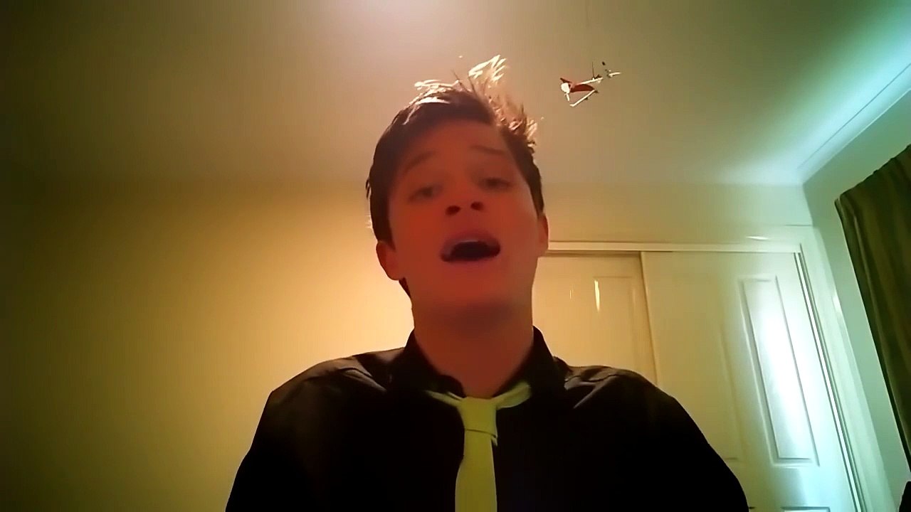 Il chante avec le syndrome de Gilles de la Tourette