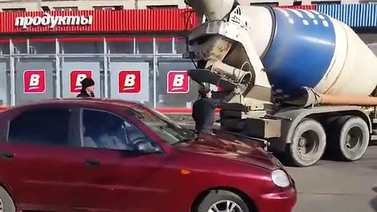 Il remplit la voiture de sa femme infidèle avec du béton... Belle vengeance