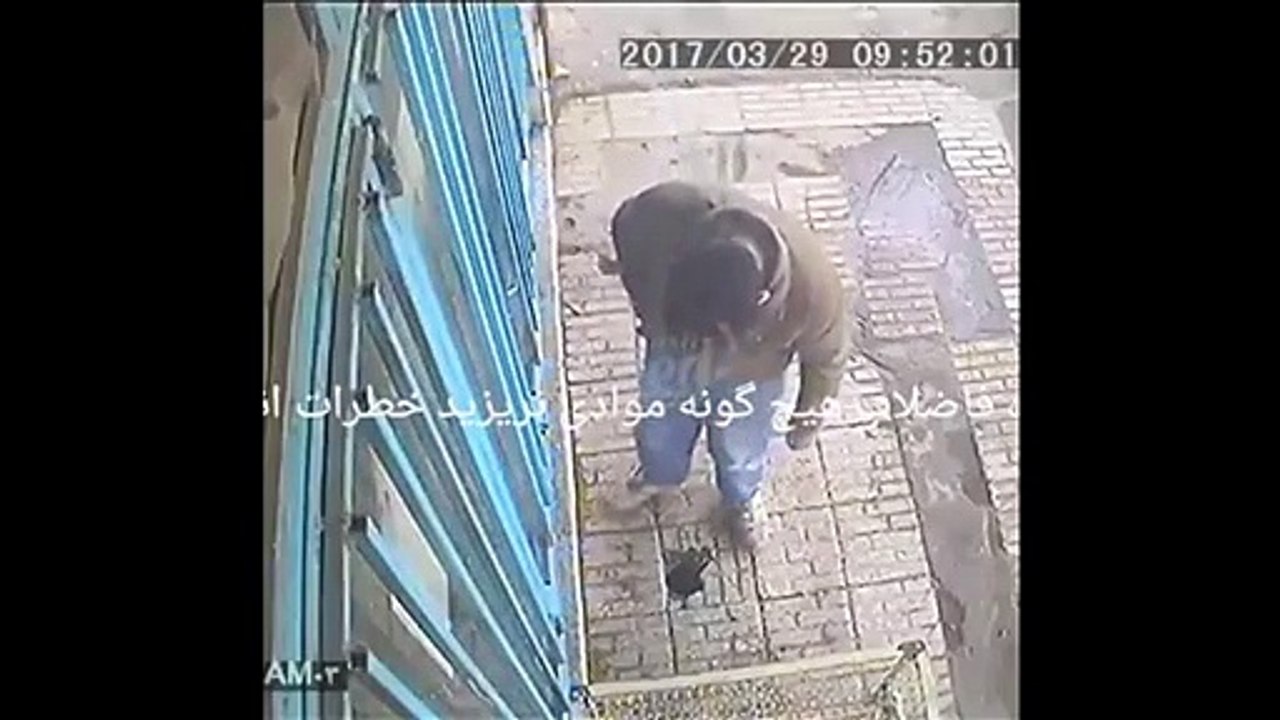 Il jette sa cigarette dans un trou sur le trottoir et regardez ce arrive...
