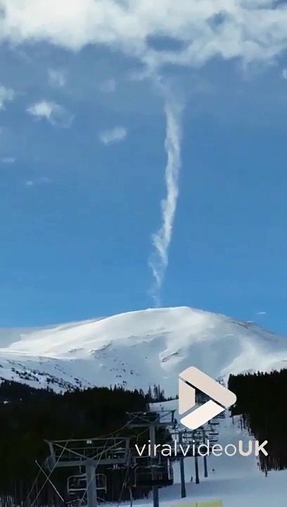 Une tornade de neige apparait au sommet de cette montagne...
