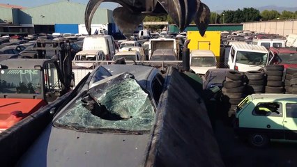 Aplastadora aplastando coche en Desguace Hnos Martin (Malaga) ( 720 X 1280 )