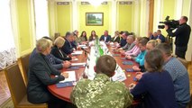 Presidente ucraniano recebe parentes de marinheiros capturados